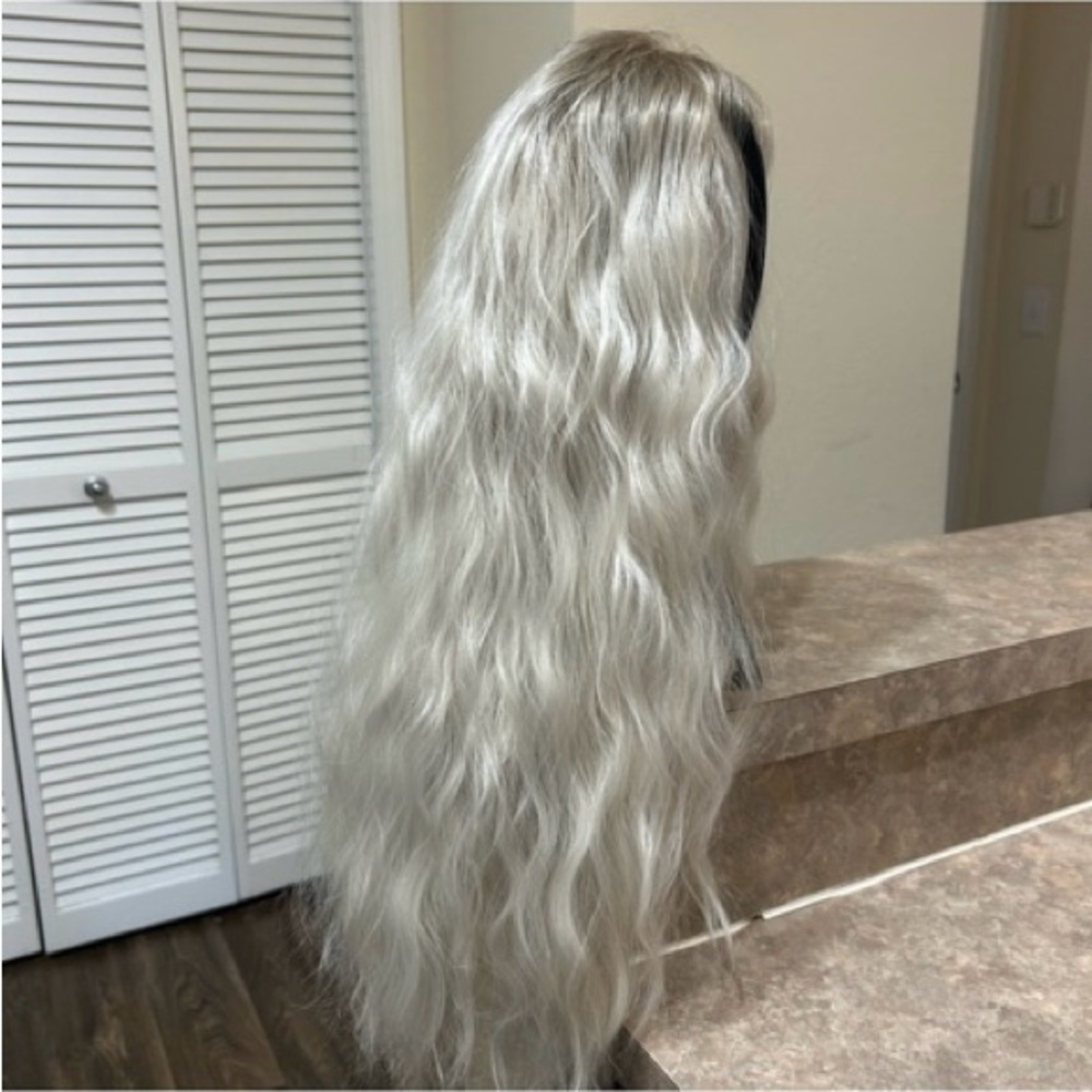 Chelsey Smith Crowns Soho Ice Long Icy Blonde Beach Waves Free Part NWT - Picture 2 of 4